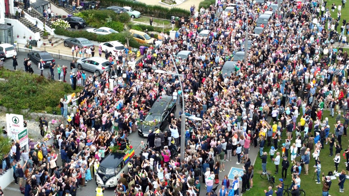 Fotky: Se Sinéad O’Connor se v Irsku přišly rozloučit davy fanoušků